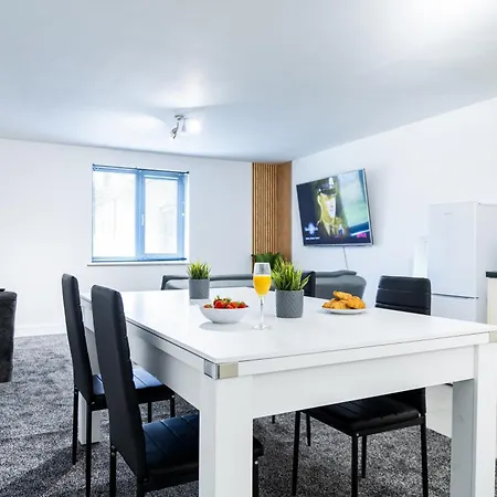 Spacious Ground Floor Near Old Trafford Stadium