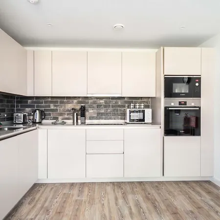 Modern & Bright 2 Bed In *