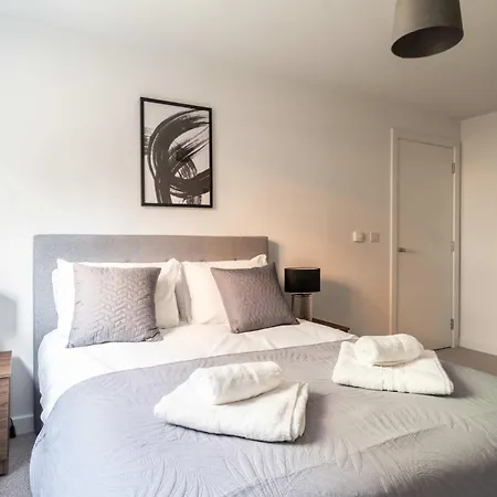 Modern & Bright 2 Bed In Apartment Manchester