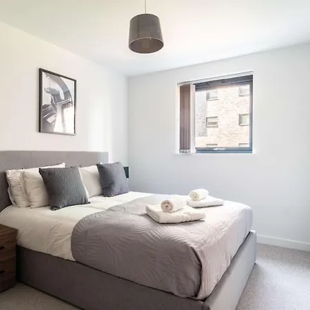 Modern & Bright 2 Bed In *