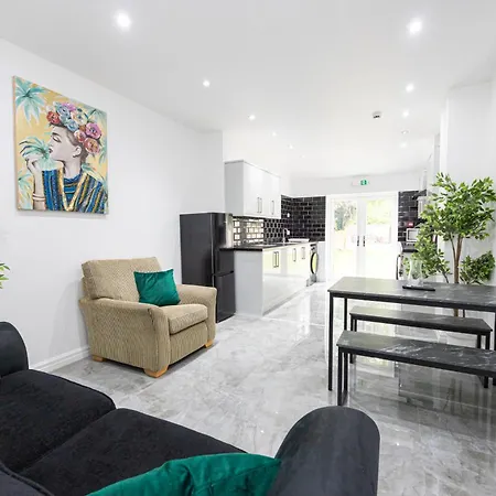 The Kent Luxury House Sleeps 14 Free Parking