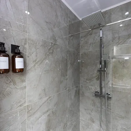 The Kent Luxury House Sleeps 14 Free Parking Holiday home