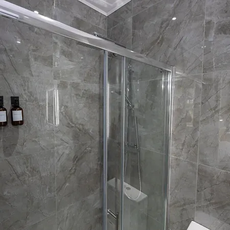 Holiday home The Kent Luxury House Sleeps 14 Free Parking Manchester