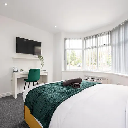 The Kent Luxury House Sleeps 14 Free Parking Holiday home Manchester