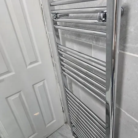 - House - Sleeps 6 - Parking - Garden * Mánchester