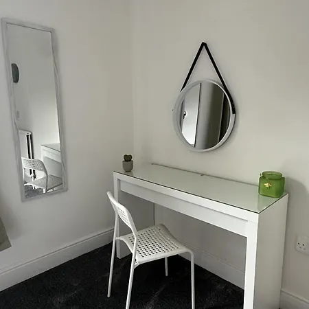 Cosy House Near Etihad And Coop Live