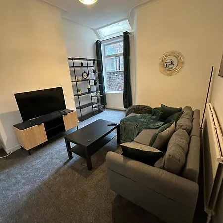 Cosy House Near Etihad And Coop Live