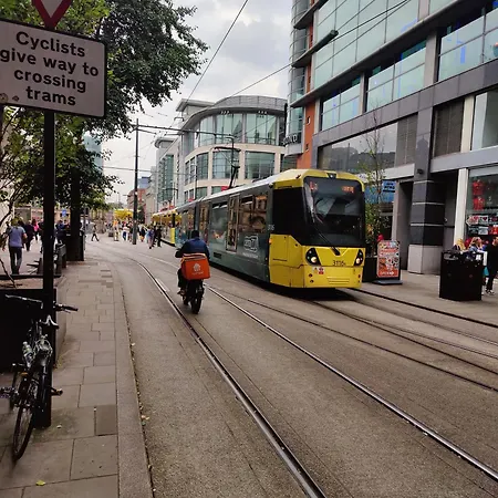 Апартаменты Free Private Parking - City Centre 2 Bedroom Ensuite Near Shopping & Financial Centre, Victoria Station & Ao