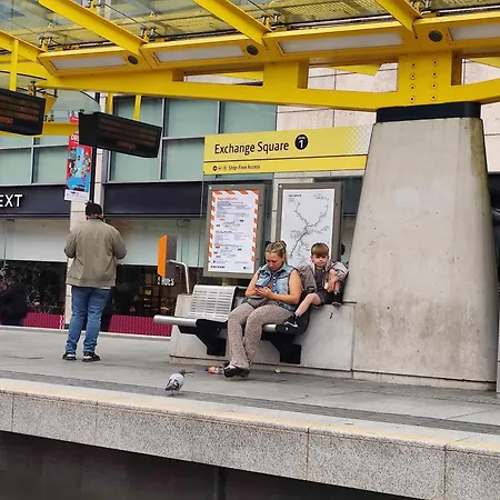 Апартаменты Free Private Parking - City Centre 2 Bedroom Ensuite Near Shopping & Financial Centre, Victoria Station & Ao