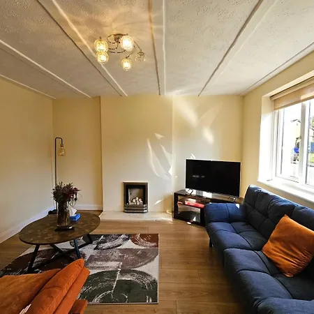 2 Bedroom Family With Back Garden In Salford! Prázdninový dům