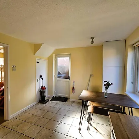 2 Bedroom Family With Back Garden In Salford! Prázdninový dům *