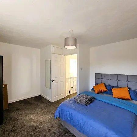 2 Bedroom Family With Back Garden In Salford! *