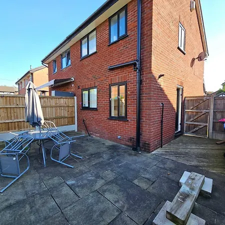 2 Bedroom Family With Back Garden In Salford!