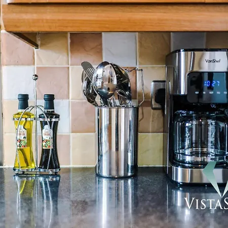 Large 5bdr House By Vista Short Lets & Serviced Salford With Pool Table, Ps4 & Private Parking Manchester