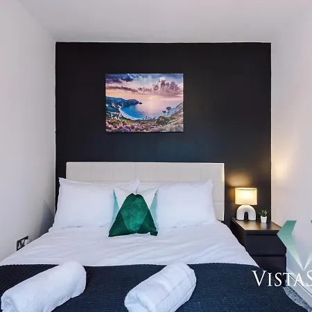 Large 5bdr House By Vista Short Lets & Serviced Salford With Pool Table, Ps4 & Private Parking Manchester