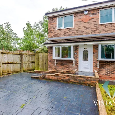 Large 5bdr House By Vista Short Lets & Serviced Salford With Pool Table, Ps4 & Private Parking * Manchester