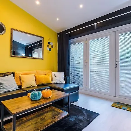 Διαμέρισμα Sleeps 7, Games Room, Perfect For Groups, Driveway, Smart Tv, Available For Long *