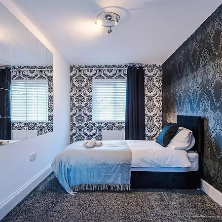 Διαμέρισμα Sleeps 7, Games Room, Perfect For Groups, Driveway, Smart Tv, Available For Long