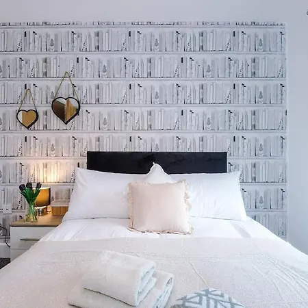 Sleeps 7, Games Room, Perfect For Groups, Driveway, Smart Tv, Available For Long Διαμέρισμα Μάντσεστερ