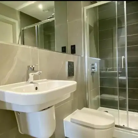 Luxurious, High-end 2-bedroom With Balcony *