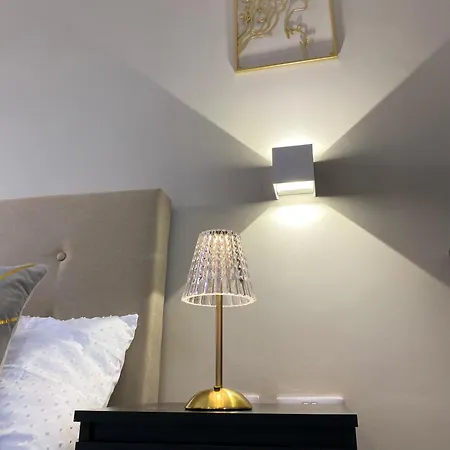 Apartment Luxurious, High-end 2-bedroom With Balcony *