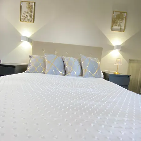 Luxurious, High-end 2-bedroom With Balcony Apartment