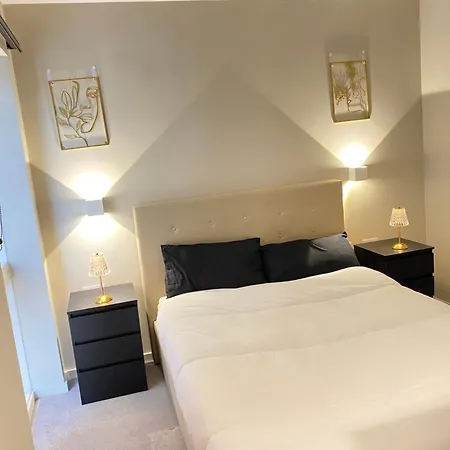 Luxurious, High-end 2-bedroom With Balcony * Manchester