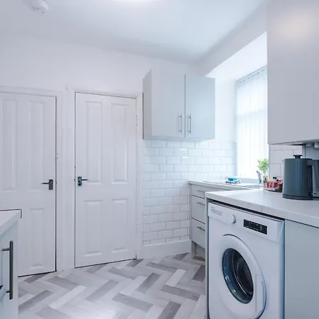 New! Spacious 3-bed In By 53 Degrees Property, Ideal For Business & Long Term, Free Parking! בית נופש *