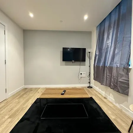 Sleek 1-bedroom Getaway Flat In Stretford