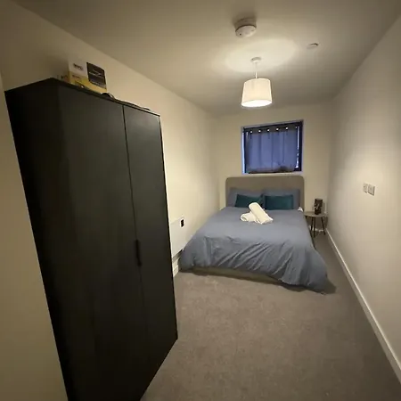 Sleek 1-bedroom Getaway Flat In Stretford *