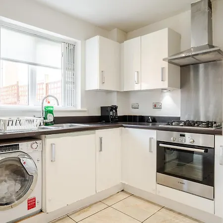 Etihad, & Coop Live - Free Parking - 10ppl بيت للعطل