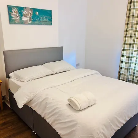 Charming Double Bed In New Moston Panzió