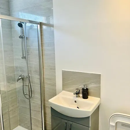 Charming Double Bed In New Moston Panzió Manchester
