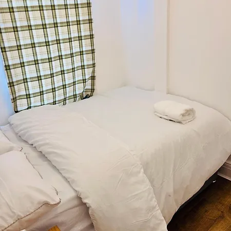 Charming Double Bed In New Moston Panzió Manchester
