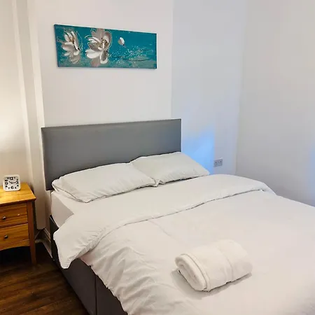 Charming Double Bed In New Moston Panzió