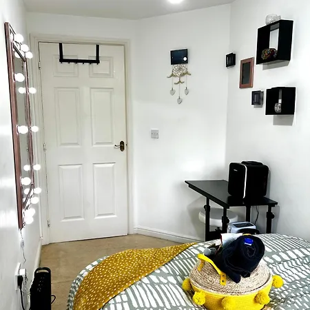 Apartment Cozy Private With Private Bathroom & Free Parking In Salford! Manchester