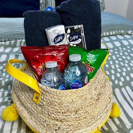 Cozy Private With Private Bathroom & Free Parking In Salford! *