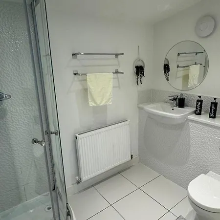 Oasis Retreat - 4 Bedroom House 度假居 *