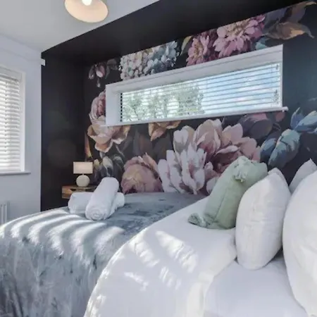 Oasis Retreat - 4 Bedroom House 度假居