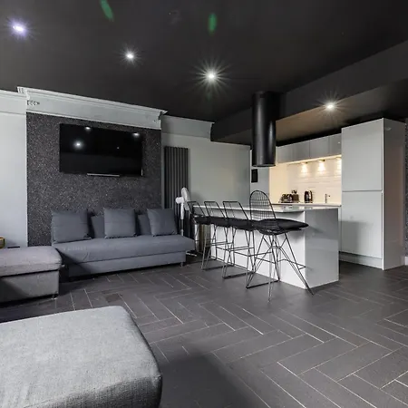 Swan Street Sleeps 23 Apartment