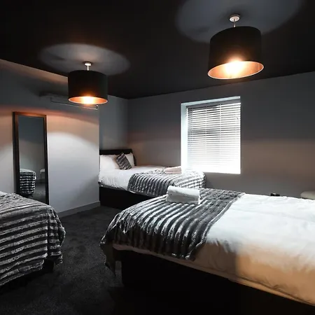 Swan Street Sleeps 23 Apartment *