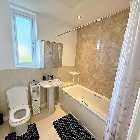 3 Bedroom House With Free Parking *