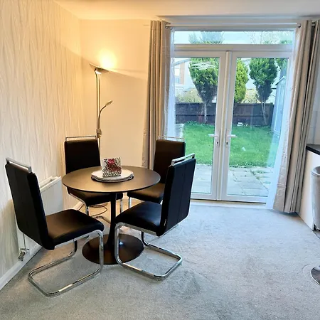 Dom wakacyjny 3 Bedroom House With Free Parking