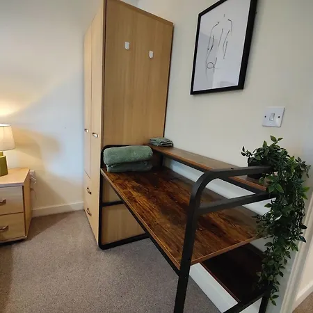 Free Private Parking - City Centre 2 Bedroom Ensuite Near Shopping & Financial Centre, Victoria Station & Ao *