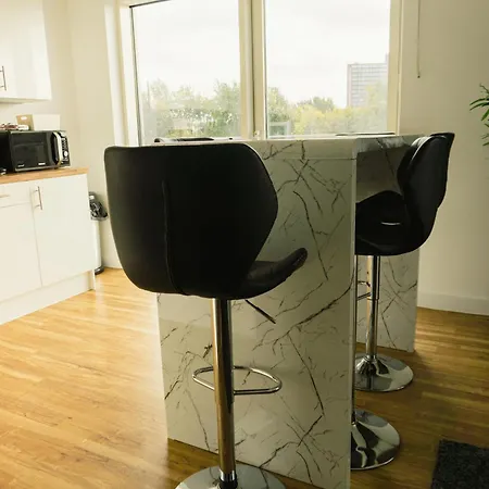 Апартаменты Manchester's Luxurious 2-bed Haven With Balcony - Canal Views & Proximity To United