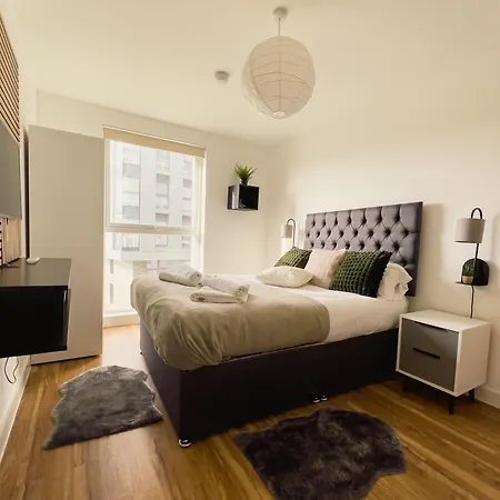 Апартаменты Manchester's Luxurious 2-bed Haven With Balcony - Canal Views & Proximity To United *
