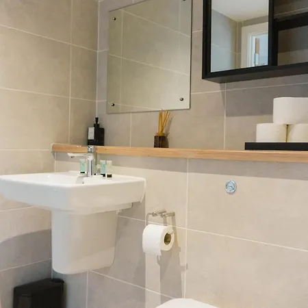 Manchester's Luxurious 2-bed Haven With Balcony - Canal Views & Proximity To United Манчестер