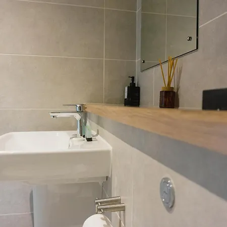 Апартаменты Manchester's Luxurious 2-bed Haven With Balcony - Canal Views & Proximity To United