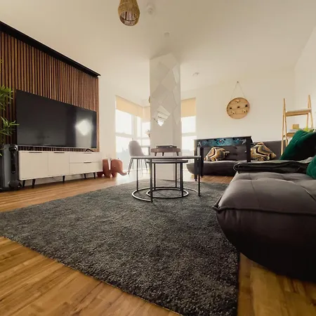 Manchester's Luxurious 2-bed Haven With Balcony - Canal Views & Proximity To United Apartment *
