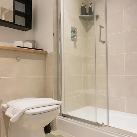 Manchester's Luxurious 2-bed Haven With Balcony - Canal Views & Proximity To United Манчестер